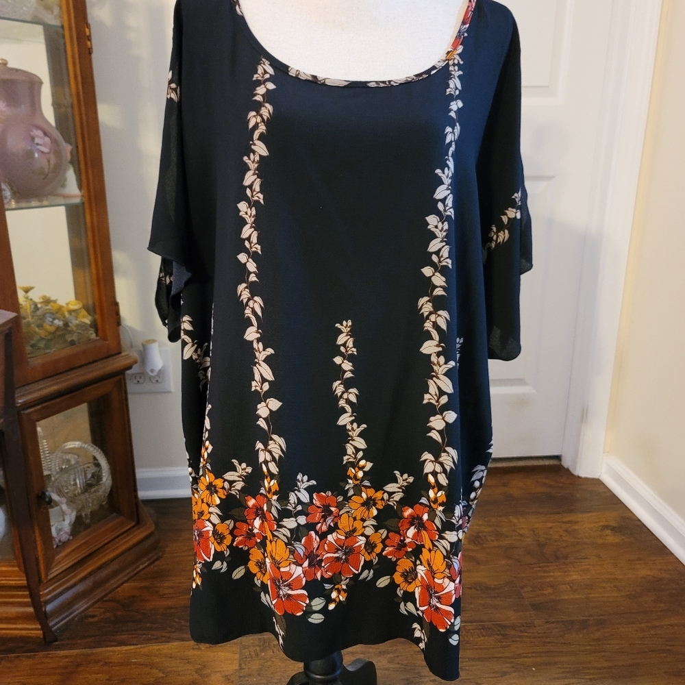 Torrid blouse size 4 New without tags. Black with rust and red flowers.